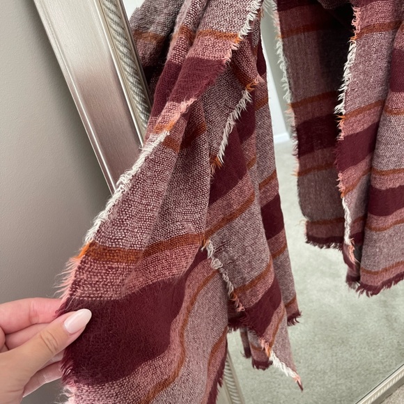 Old Navy Scraf - Picture 2 of 2